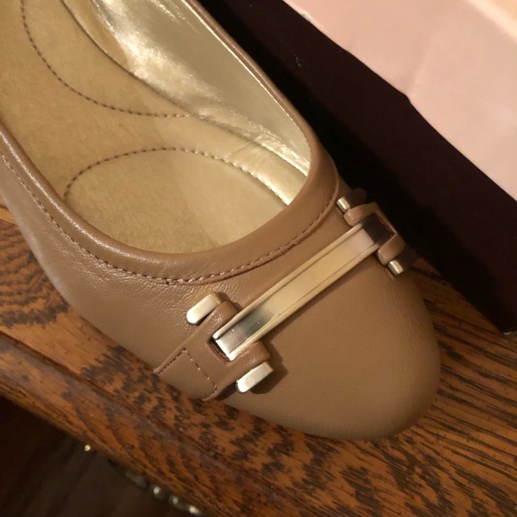 NWOT Tan Leather Shoes - Size 8.5 - Picture 2 of 5